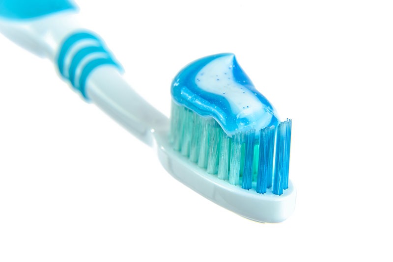 Zahnpasta auf einer Zahnbürste